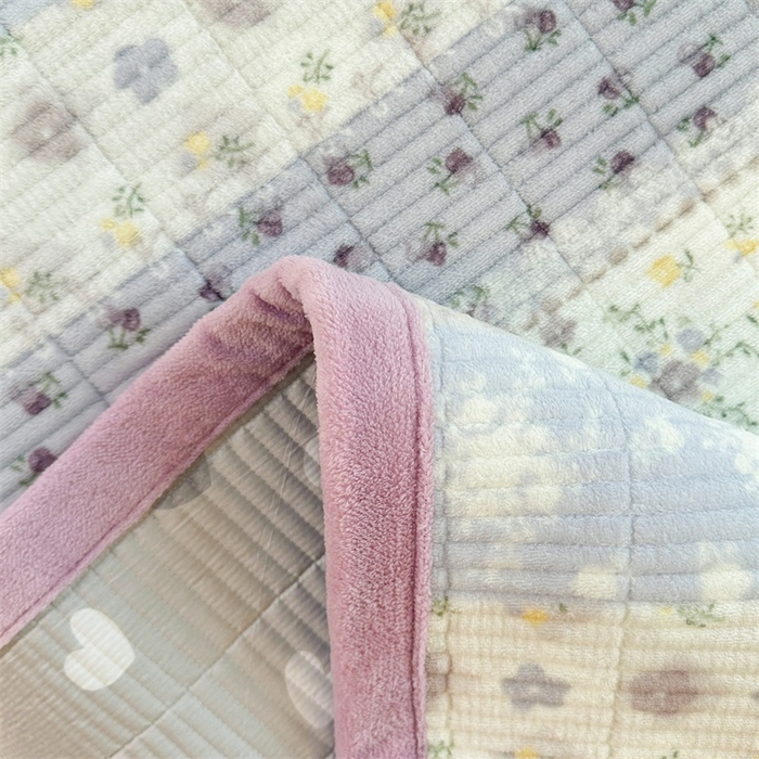 91家纺网 家纺一手货源 找家纺 梵朴 2025新款印花牛奶绒珊瑚绒夹棉直角包边款床盖榻榻米炕盖 条纹小花-紫