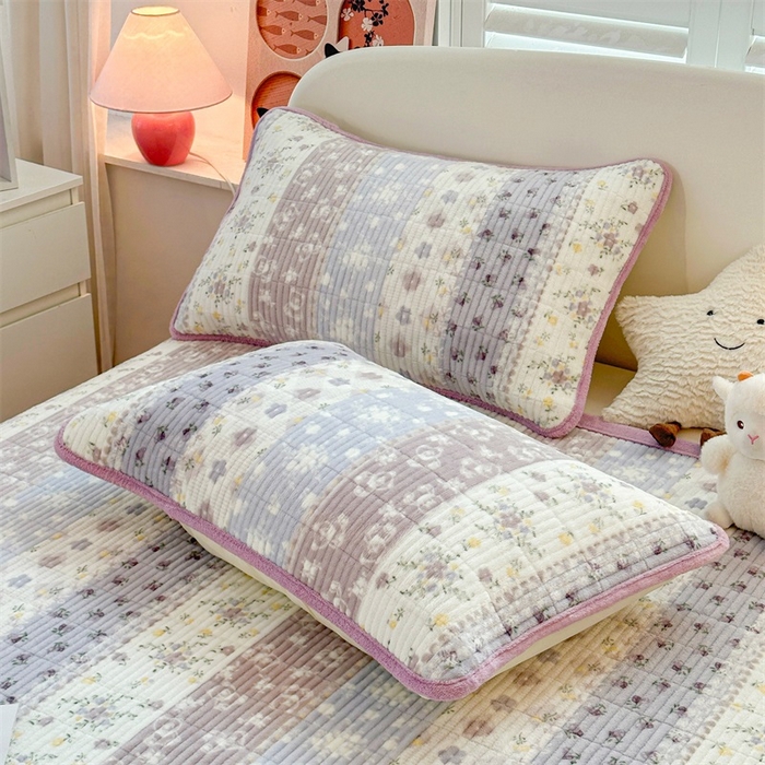 91家纺网 家纺一手货源 找家纺 梵朴 2025新款印花牛奶绒珊瑚绒夹棉直角包边款床盖榻榻米炕盖 条纹小花-紫