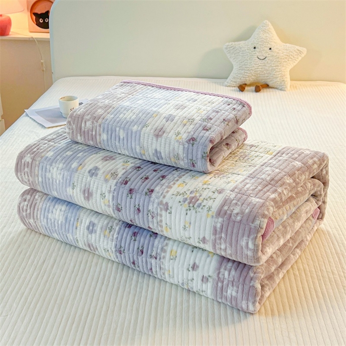 91家纺网 家纺一手货源 找家纺 梵朴 2025新款印花牛奶绒珊瑚绒夹棉直角包边款床盖榻榻米炕盖 条纹小花-紫