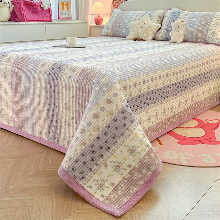 91家纺网 家纺一手货源 找家纺 梵朴 2025新款印花牛奶绒珊瑚绒夹棉直角包边款床盖榻榻米炕盖 条纹小花-紫