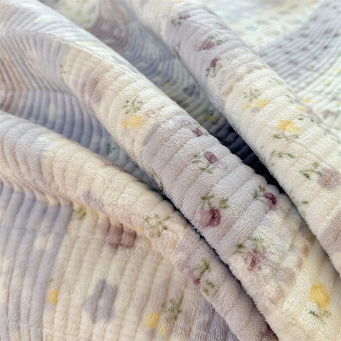 91家纺网 家纺一手货源 找家纺 梵朴 2025新款印花牛奶绒珊瑚绒夹棉直角包边款床盖榻榻米炕盖 条纹小花-紫