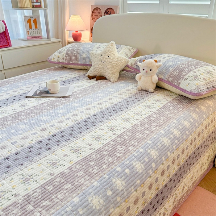 91家纺网 家纺一手货源 找家纺 梵朴 2025新款印花牛奶绒珊瑚绒夹棉直角包边款床盖榻榻米炕盖 条纹小花-紫