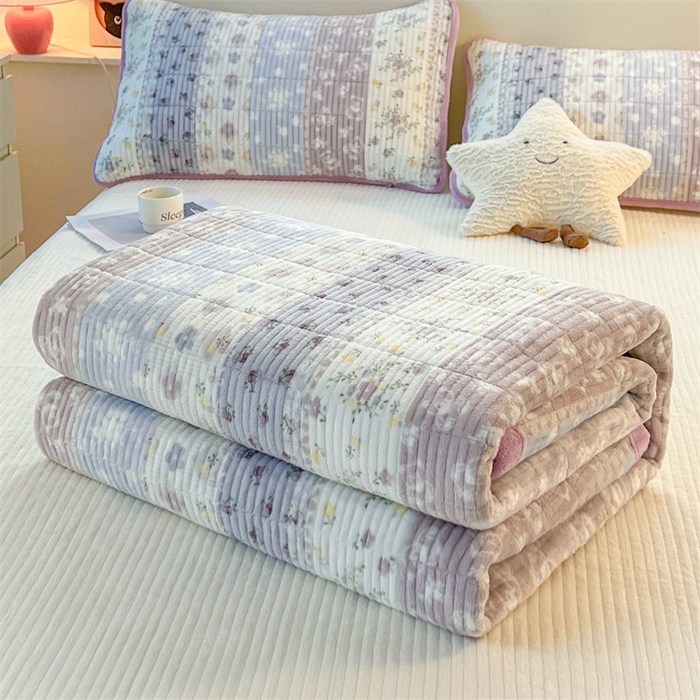 91家纺网 家纺一手货源 找家纺 梵朴 2025新款印花牛奶绒珊瑚绒夹棉直角包边款床盖榻榻米炕盖 条纹小花-紫