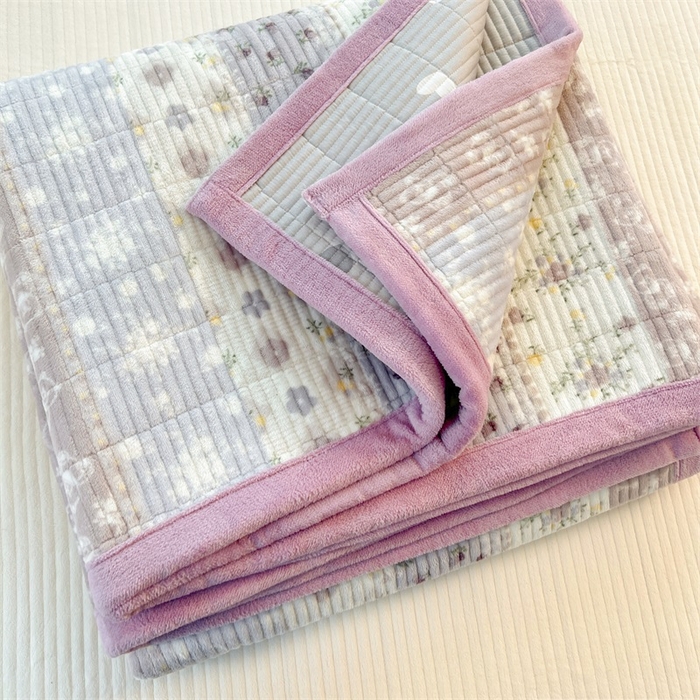 91家纺网 家纺一手货源 找家纺 梵朴 2025新款印花牛奶绒珊瑚绒夹棉直角包边款床盖榻榻米炕盖 条纹小花-紫