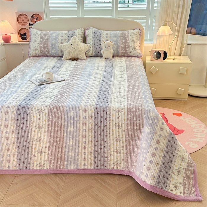 91家纺网 家纺一手货源 找家纺 梵朴 2025新款印花牛奶绒珊瑚绒夹棉直角包边款床盖榻榻米炕盖 条纹小花-紫