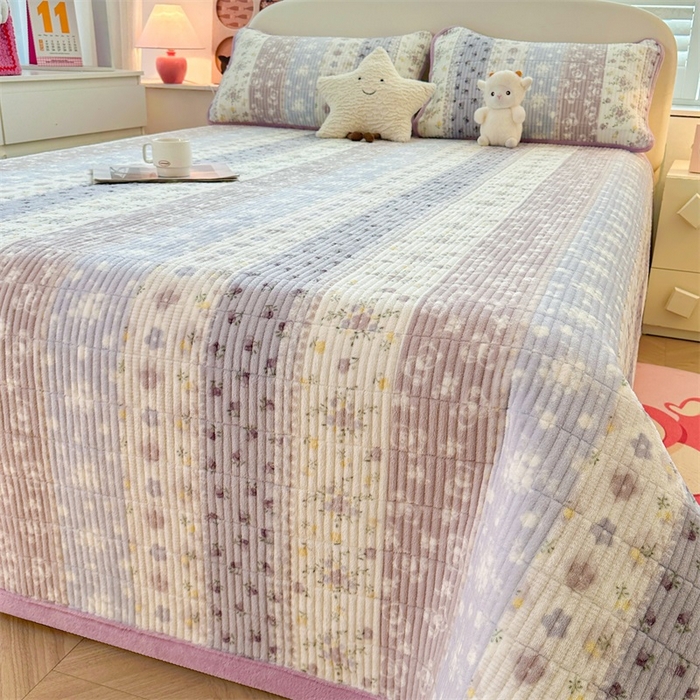 91家纺网 家纺一手货源 找家纺 梵朴 2025新款印花牛奶绒珊瑚绒夹棉直角包边款床盖榻榻米炕盖 条纹小花-紫