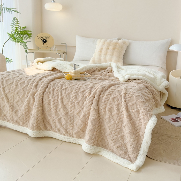 91家纺网 家纺一手货源 找家纺 柏薇 2024新款塔芙绒羊羔绒双层毛毯系列 奶茶色