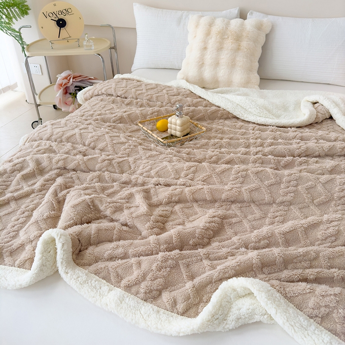 91家纺网 家纺一手货源 找家纺 柏薇 2024新款塔芙绒羊羔绒双层毛毯系列 奶茶色