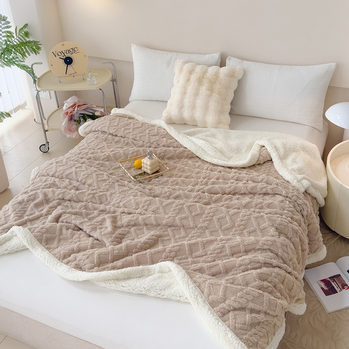 91家纺网 家纺一手货源 找家纺 柏薇 2024新款塔芙绒羊羔绒双层毛毯系列 奶茶色