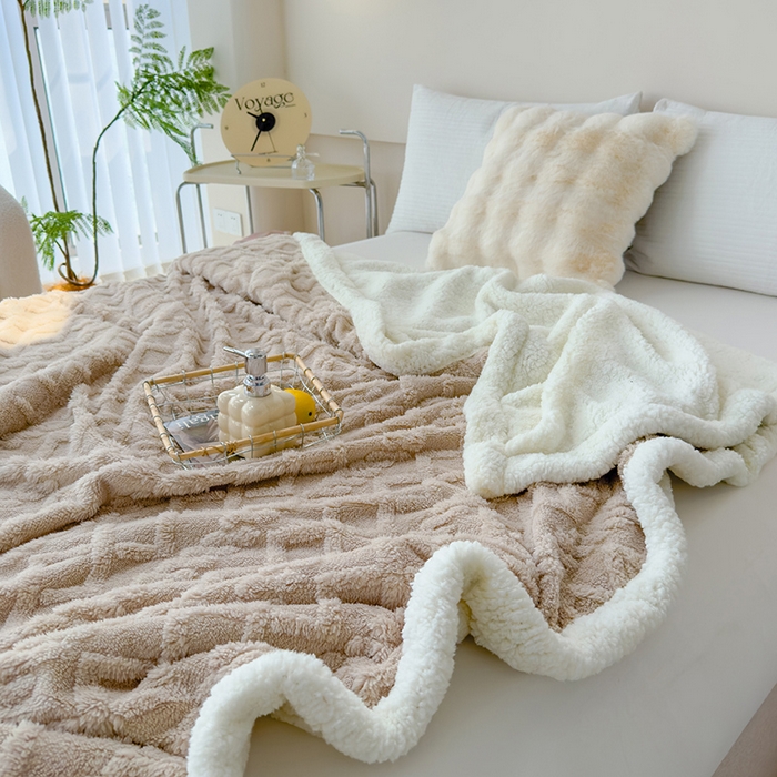 91家纺网 家纺一手货源 找家纺 柏薇 2024新款塔芙绒羊羔绒双层毛毯系列 奶茶色