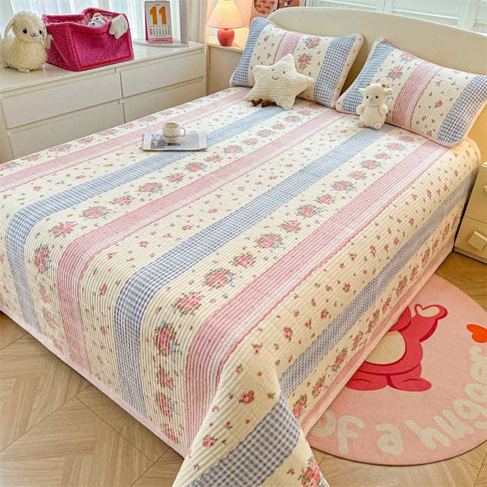 91家纺网 家纺一手货源 找家纺 梵朴 2025新款印花牛奶绒珊瑚绒夹棉直角包边款床盖榻榻米炕盖 情意满满粉