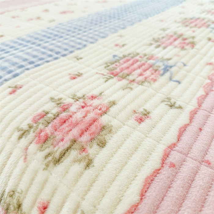 91家纺网 家纺一手货源 找家纺 梵朴 2025新款印花牛奶绒珊瑚绒夹棉直角包边款床盖榻榻米炕盖 情意满满粉