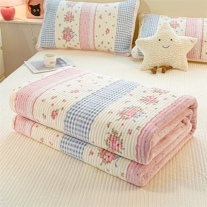 91家纺网 家纺一手货源 找家纺 梵朴 2025新款印花牛奶绒珊瑚绒夹棉直角包边款床盖榻榻米炕盖 情意满满粉