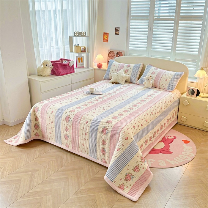 91家纺网 家纺一手货源 找家纺 梵朴 2025新款印花牛奶绒珊瑚绒夹棉直角包边款床盖榻榻米炕盖 情意满满粉