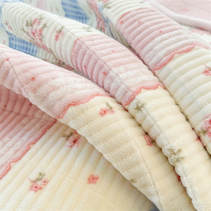 91家纺网 家纺一手货源 找家纺 梵朴 2025新款印花牛奶绒珊瑚绒夹棉直角包边款床盖榻榻米炕盖 情意满满粉