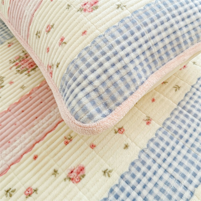 91家纺网 家纺一手货源 找家纺 梵朴 2025新款印花牛奶绒珊瑚绒夹棉直角包边款床盖榻榻米炕盖 情意满满粉