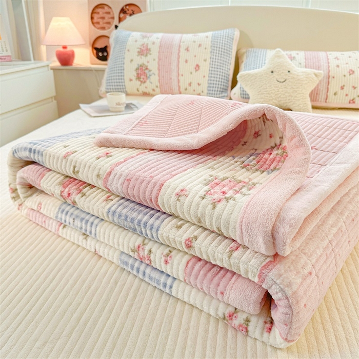 91家纺网 家纺一手货源 找家纺 梵朴 2025新款印花牛奶绒珊瑚绒夹棉直角包边款床盖榻榻米炕盖 情意满满粉