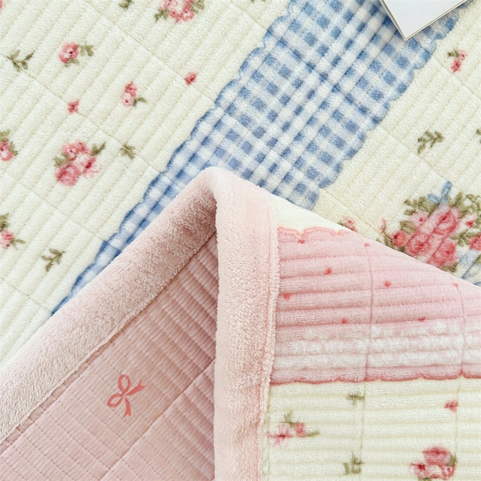 91家纺网 家纺一手货源 找家纺 梵朴 2025新款印花牛奶绒珊瑚绒夹棉直角包边款床盖榻榻米炕盖 情意满满粉