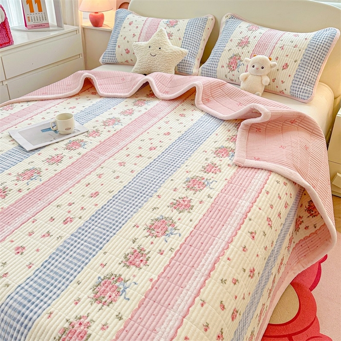 91家纺网 家纺一手货源 找家纺 梵朴 2025新款印花牛奶绒珊瑚绒夹棉直角包边款床盖榻榻米炕盖 情意满满粉