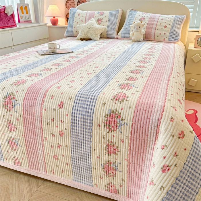 91家纺网 家纺一手货源 找家纺 梵朴 2025新款印花牛奶绒珊瑚绒夹棉直角包边款床盖榻榻米炕盖 情意满满粉