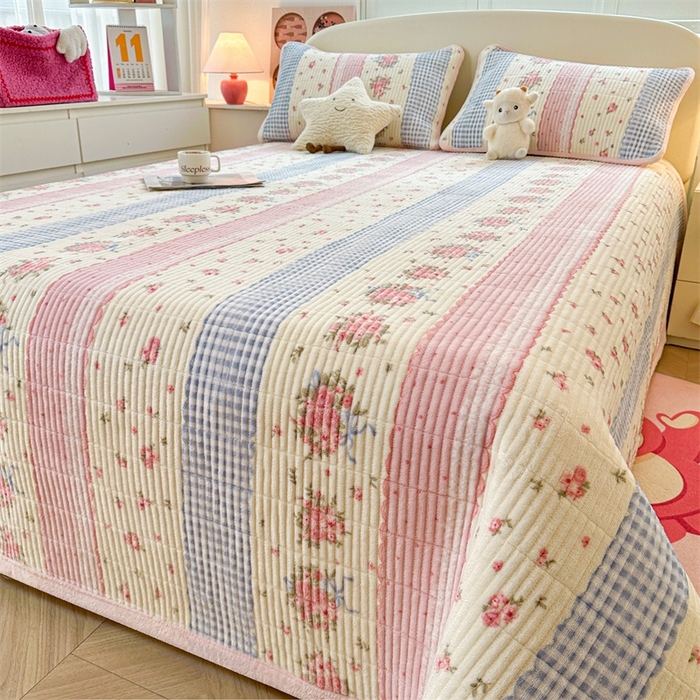 91家纺网 家纺一手货源 找家纺 梵朴 2025新款印花牛奶绒珊瑚绒夹棉直角包边款床盖榻榻米炕盖 情意满满粉