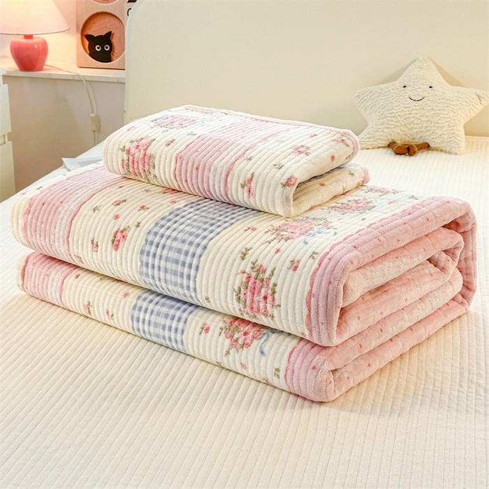 91家纺网 家纺一手货源 找家纺 梵朴 2025新款印花牛奶绒珊瑚绒夹棉直角包边款床盖榻榻米炕盖 情意满满粉