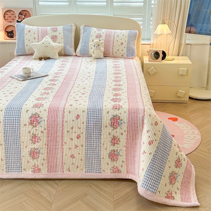 91家纺网 家纺一手货源 找家纺 梵朴 2025新款印花牛奶绒珊瑚绒夹棉直角包边款床盖榻榻米炕盖 情意满满粉