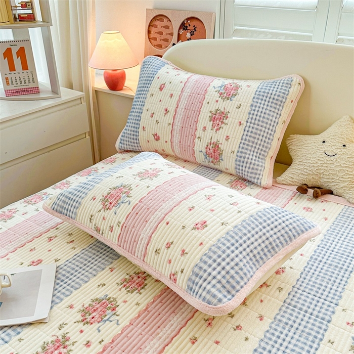 91家纺网 家纺一手货源 找家纺 梵朴 2025新款印花牛奶绒珊瑚绒夹棉直角包边款床盖榻榻米炕盖 情意满满粉