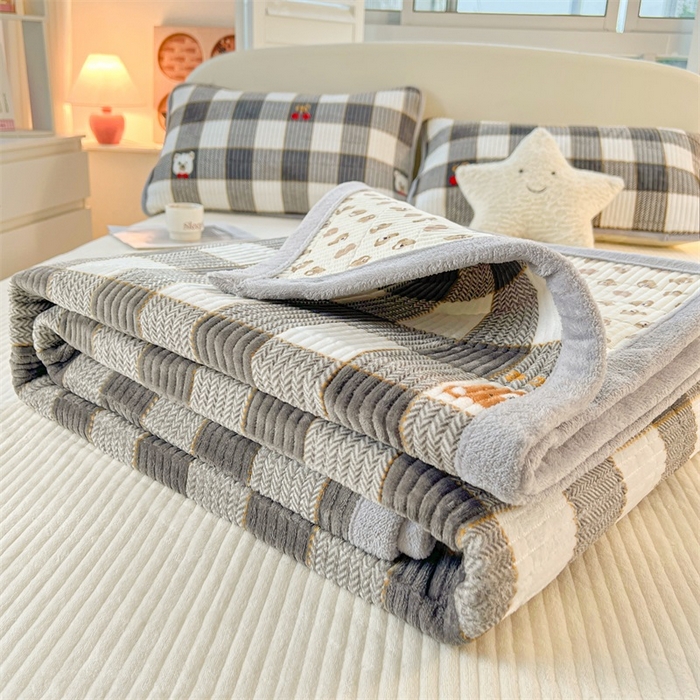 梵朴 2025新款印花牛奶绒珊瑚绒夹棉直角包边款床盖榻榻米炕盖 格子小熊