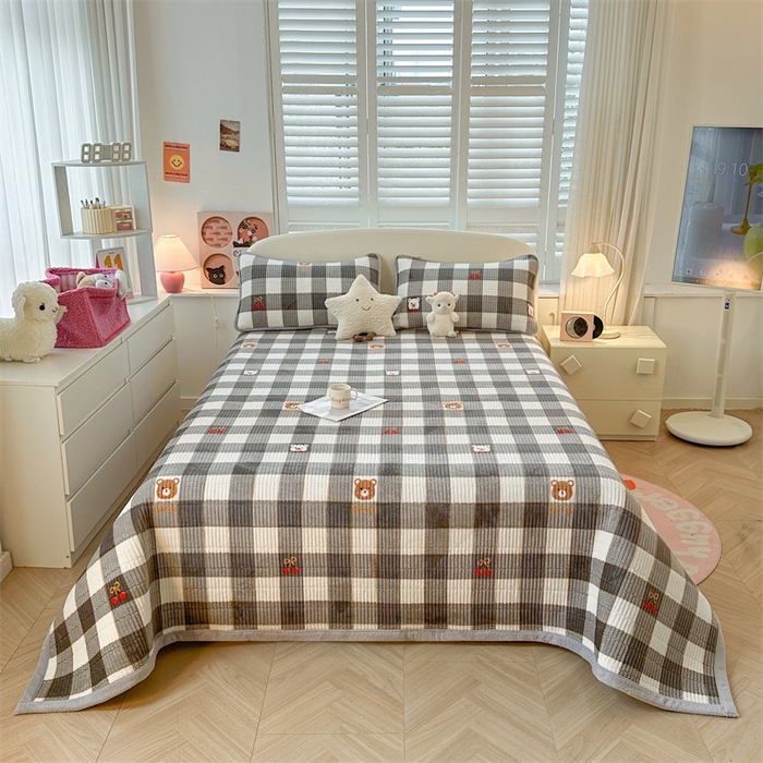 91家纺网 家纺一手货源 找家纺 梵朴 2025新款印花牛奶绒珊瑚绒夹棉直角包边款床盖榻榻米炕盖 格子小熊