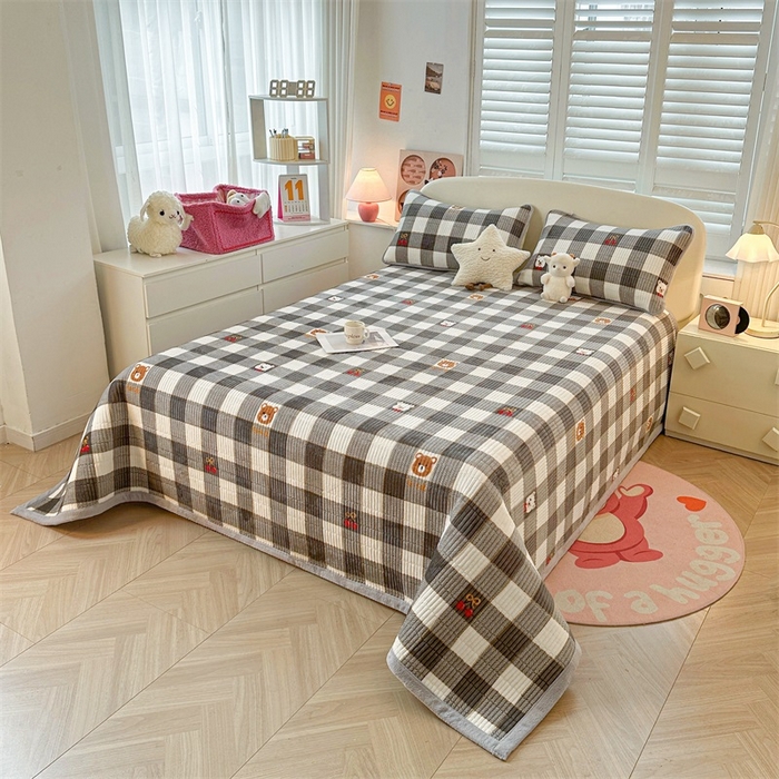 91家纺网 家纺一手货源 找家纺 梵朴 2025新款印花牛奶绒珊瑚绒夹棉直角包边款床盖榻榻米炕盖 格子小熊