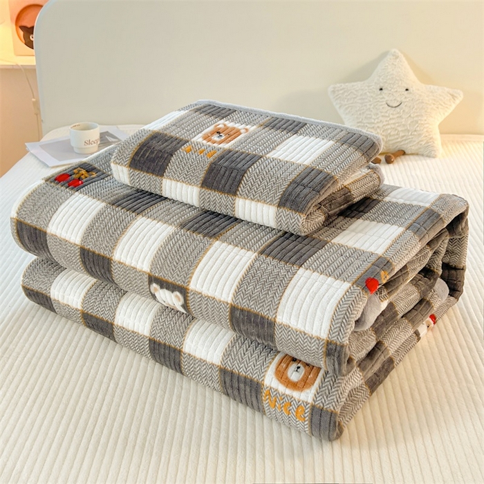 91家纺网 家纺一手货源 找家纺 梵朴 2025新款印花牛奶绒珊瑚绒夹棉直角包边款床盖榻榻米炕盖 格子小熊