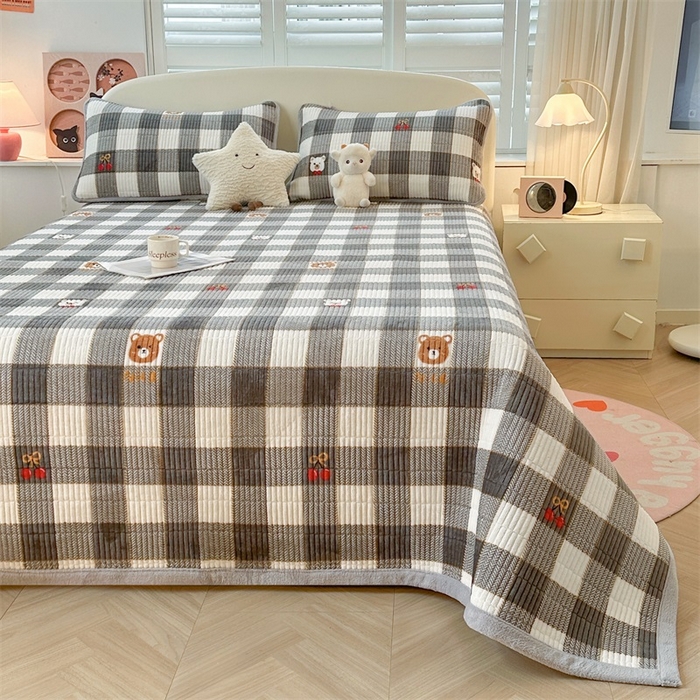 91家纺网 家纺一手货源 找家纺 梵朴 2025新款印花牛奶绒珊瑚绒夹棉直角包边款床盖榻榻米炕盖 格子小熊