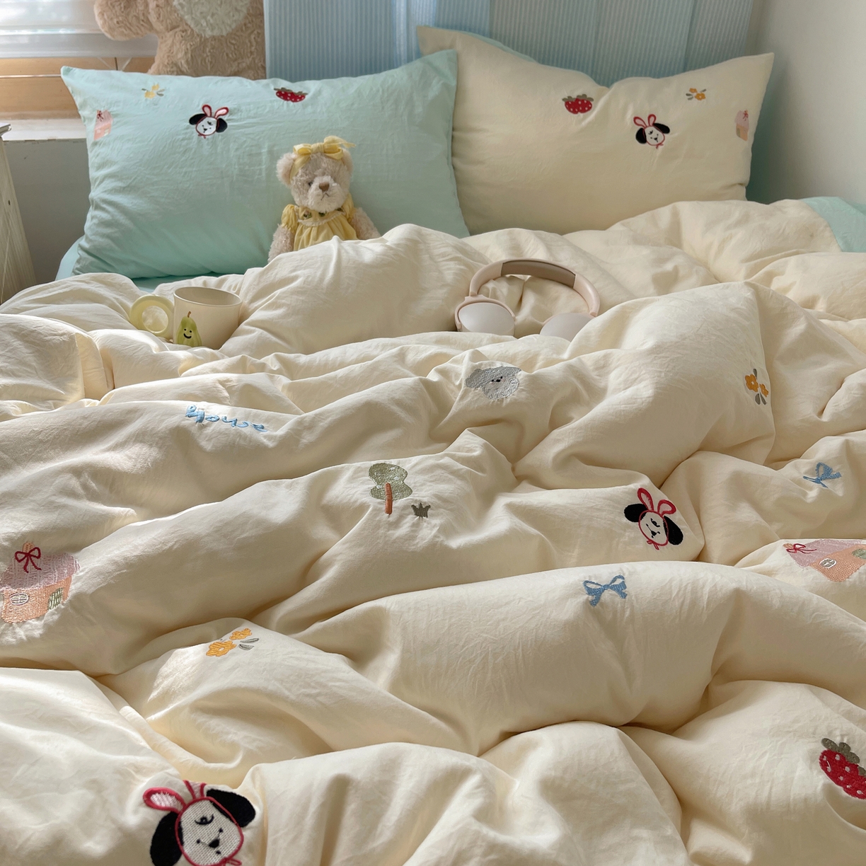 91家纺网 家纺一手货源 找家纺 轻奢坊 2025新款水洗棉可爱小元素绣花拼角工艺四件套 小元素白