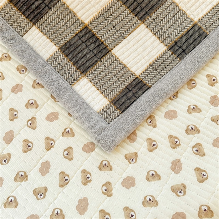 91家纺网 家纺一手货源 找家纺 梵朴 2025新款印花牛奶绒珊瑚绒夹棉直角包边款床盖榻榻米炕盖 格子小熊