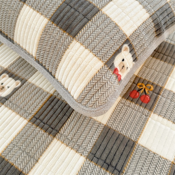 91家纺网 家纺一手货源 找家纺 梵朴 2025新款印花牛奶绒珊瑚绒夹棉直角包边款床盖榻榻米炕盖 格子小熊