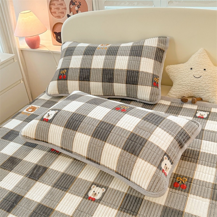 91家纺网 家纺一手货源 找家纺 梵朴 2025新款印花牛奶绒珊瑚绒夹棉直角包边款床盖榻榻米炕盖 格子小熊