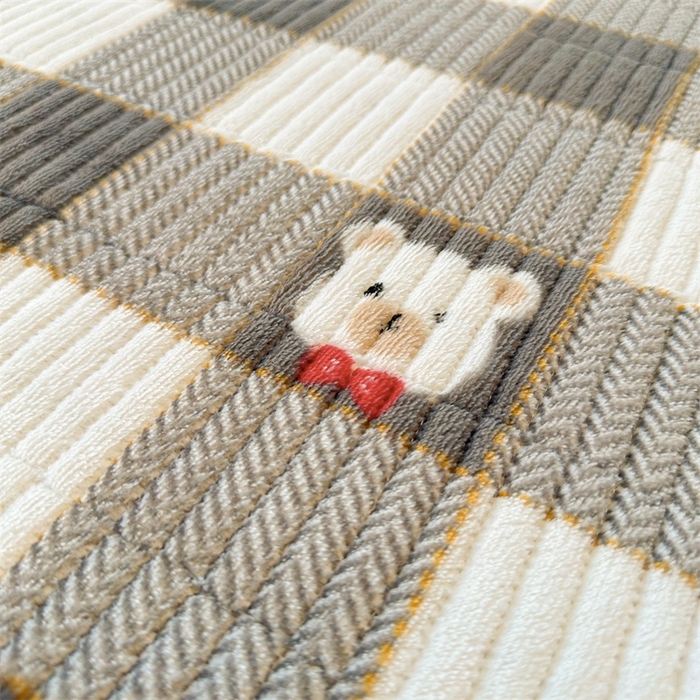 91家纺网 家纺一手货源 找家纺 梵朴 2025新款印花牛奶绒珊瑚绒夹棉直角包边款床盖榻榻米炕盖 格子小熊