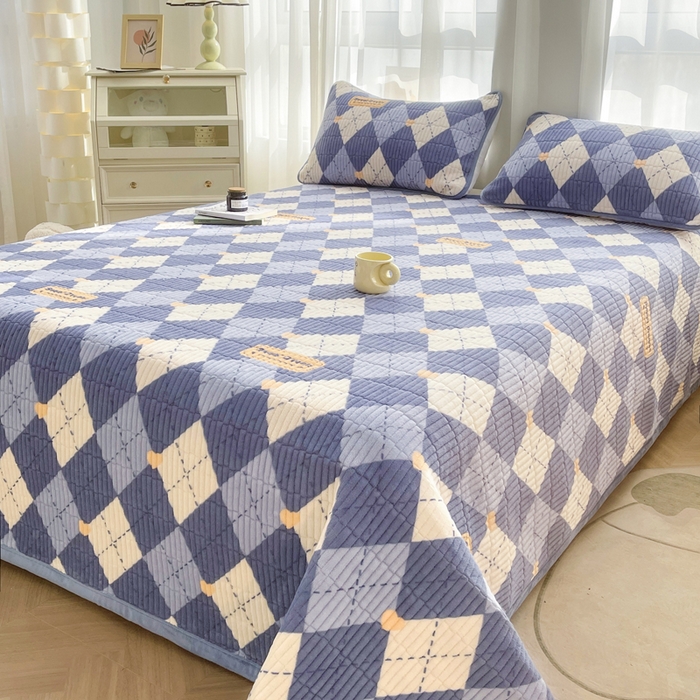 91家纺网 家纺一手货源 找家纺 梵朴 2025新款印花牛奶绒珊瑚绒夹棉直角包边款床盖榻榻米炕盖 英伦风尚