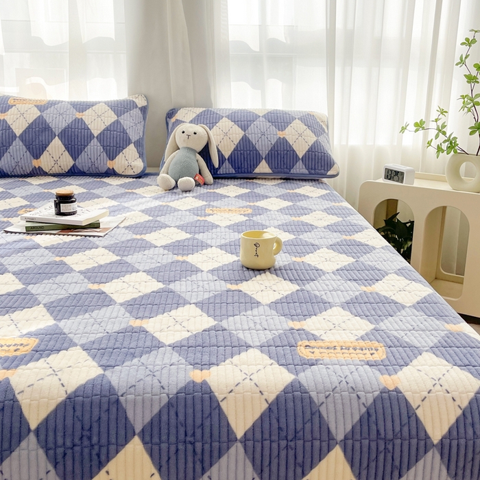 91家纺网 家纺一手货源 找家纺 梵朴 2025新款印花牛奶绒珊瑚绒夹棉直角包边款床盖榻榻米炕盖 英伦风尚