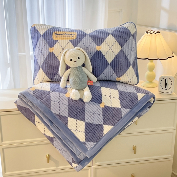 91家纺网 家纺一手货源 找家纺 梵朴 2025新款印花牛奶绒珊瑚绒夹棉直角包边款床盖榻榻米炕盖 英伦风尚