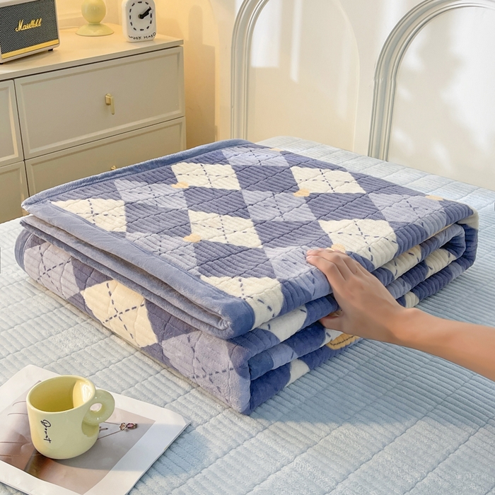 91家纺网 家纺一手货源 找家纺 梵朴 2025新款印花牛奶绒珊瑚绒夹棉直角包边款床盖榻榻米炕盖 英伦风尚