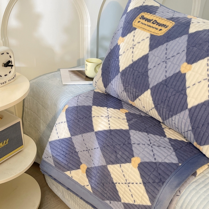 91家纺网 家纺一手货源 找家纺 梵朴 2025新款印花牛奶绒珊瑚绒夹棉直角包边款床盖榻榻米炕盖 英伦风尚