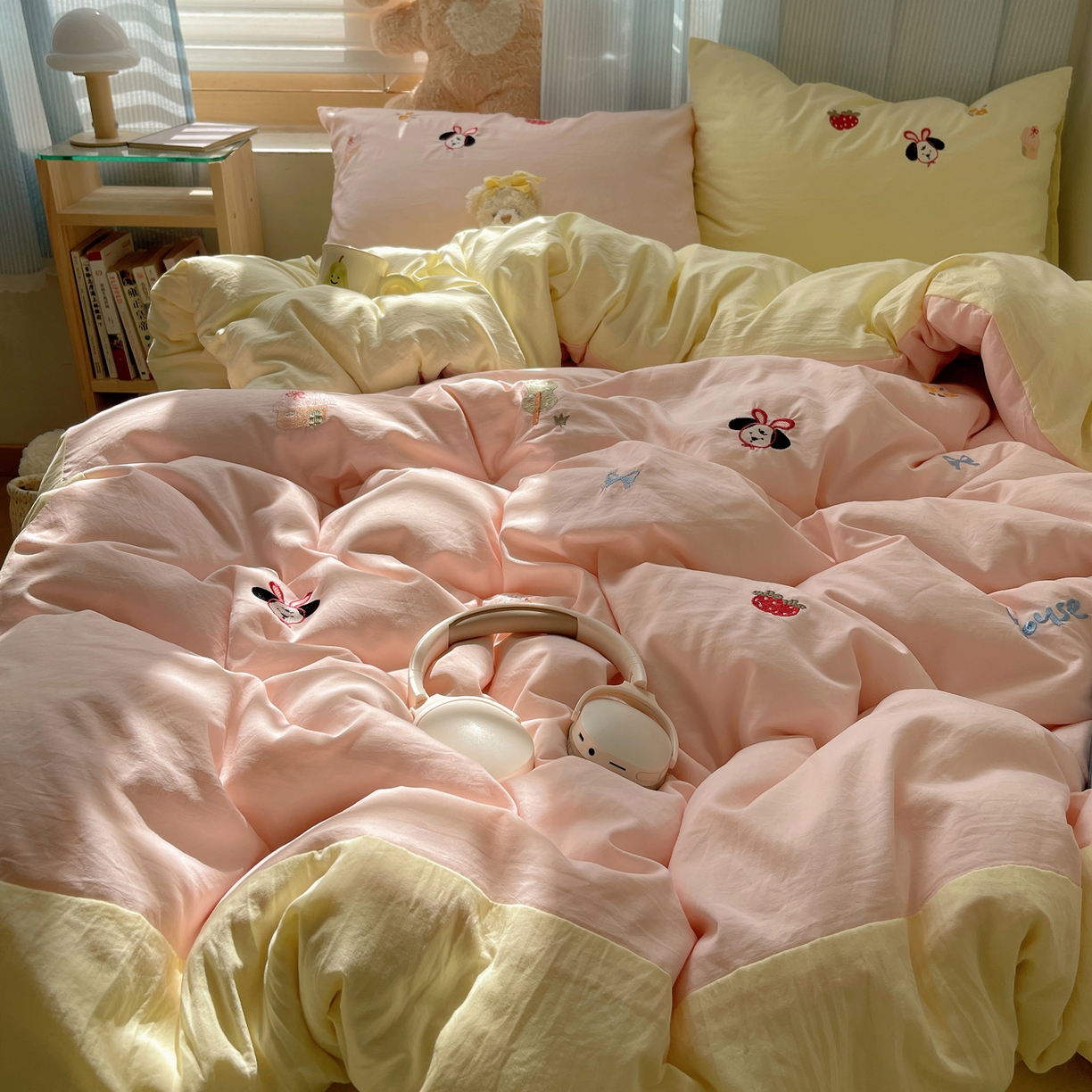 91家纺网 家纺一手货源 找家纺 轻奢坊 2025新款水洗棉可爱小元素绣花拼角工艺四件套 小元素粉