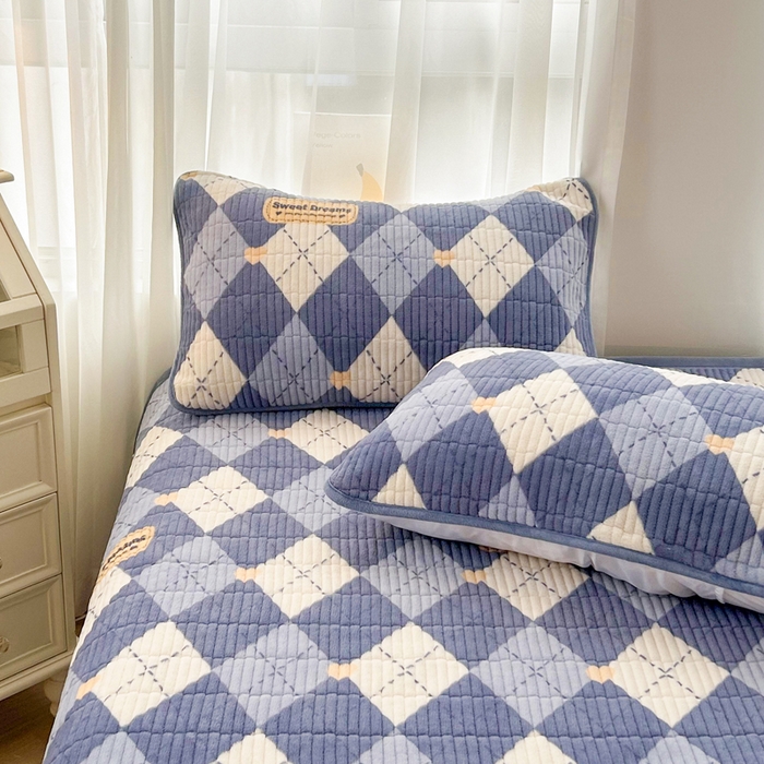 91家纺网 家纺一手货源 找家纺 梵朴 2025新款印花牛奶绒珊瑚绒夹棉直角包边款床盖榻榻米炕盖 英伦风尚