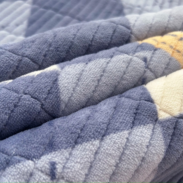 91家纺网 家纺一手货源 找家纺 梵朴 2025新款印花牛奶绒珊瑚绒夹棉直角包边款床盖榻榻米炕盖 英伦风尚