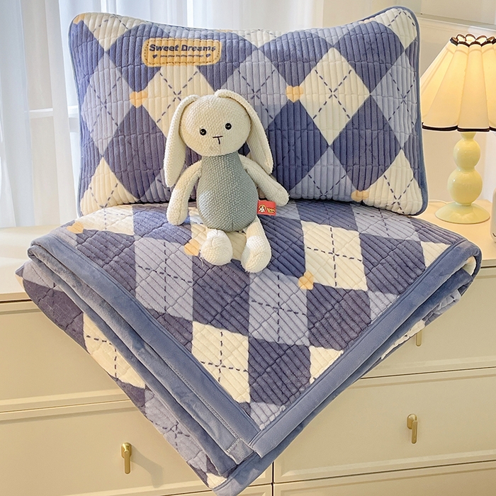 91家纺网 家纺一手货源 找家纺 梵朴 2025新款印花牛奶绒珊瑚绒夹棉直角包边款床盖榻榻米炕盖 英伦风尚