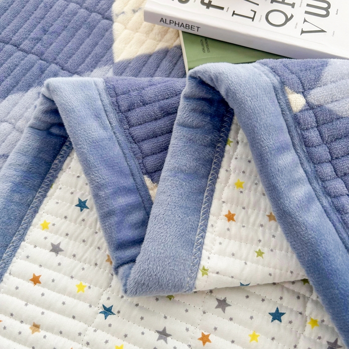 91家纺网 家纺一手货源 找家纺 梵朴 2025新款印花牛奶绒珊瑚绒夹棉直角包边款床盖榻榻米炕盖 英伦风尚