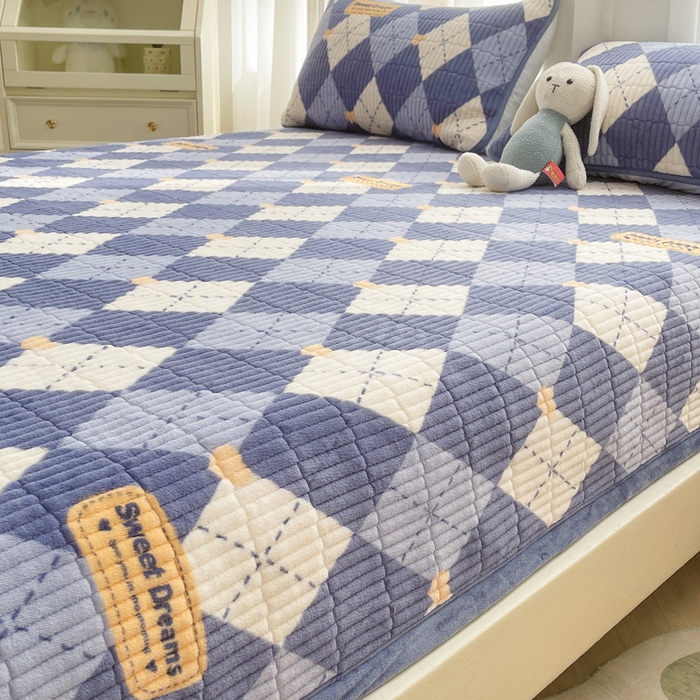 91家纺网 家纺一手货源 找家纺 梵朴 2025新款印花牛奶绒珊瑚绒夹棉直角包边款床盖榻榻米炕盖 英伦风尚