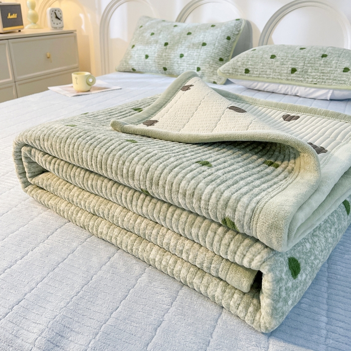 梵朴 2025新款印花牛奶绒珊瑚绒夹棉直角包边款床盖榻榻米炕盖 绿爱心